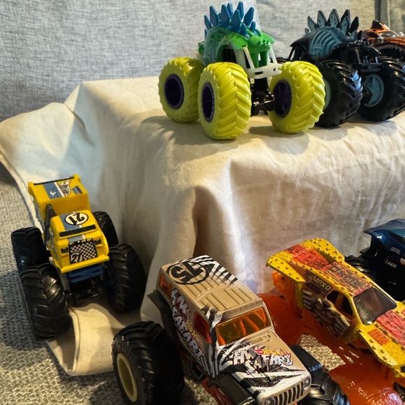 Hot Wheels Unique Monster Truck Bundle - Picture 4 of 7